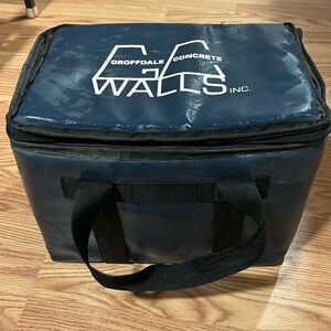 Sturdy cooler with handles for easy carrying. Zipper bag navy blue